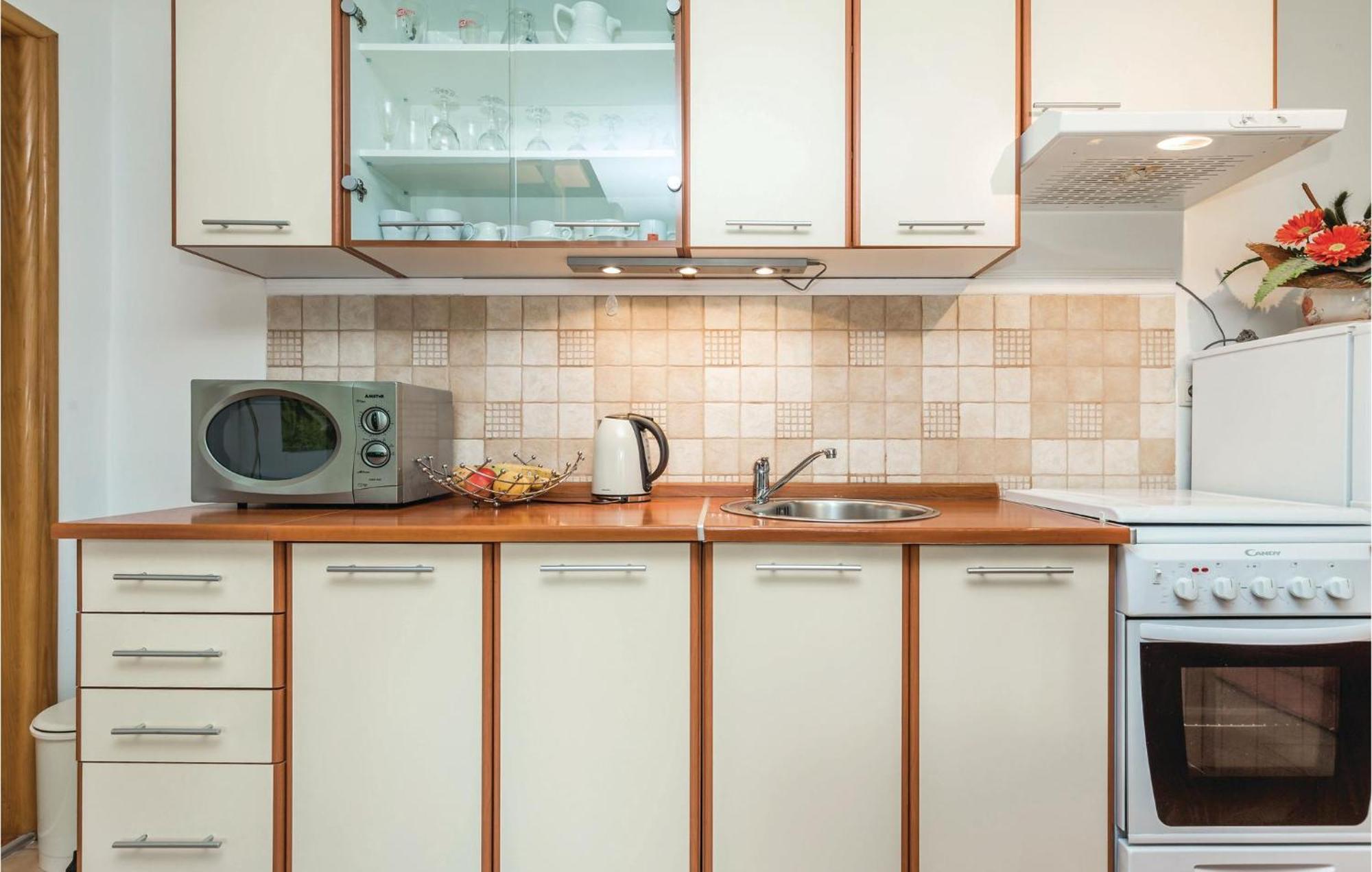 2 Bedroom Cozy Home In Licko Lesce 외부 사진