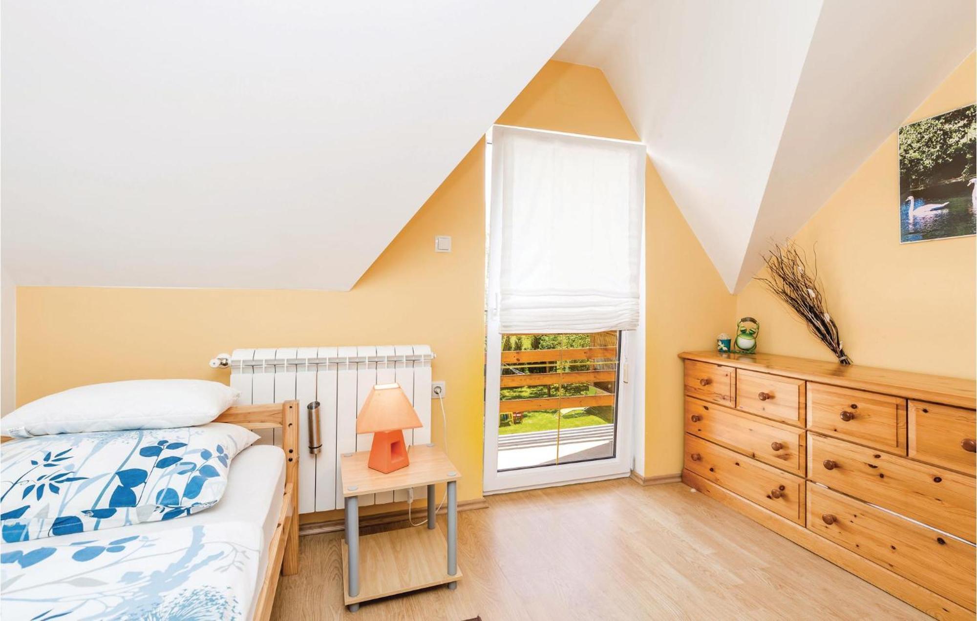 2 Bedroom Cozy Home In Licko Lesce 외부 사진