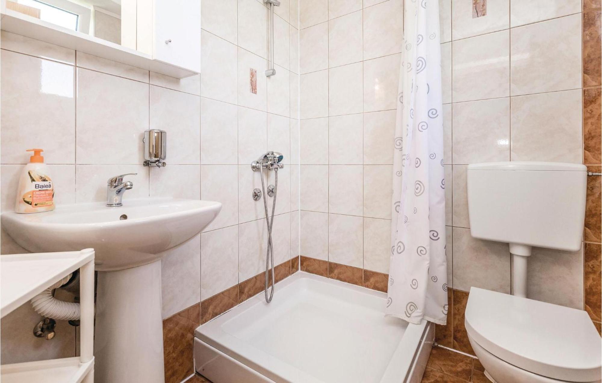 2 Bedroom Cozy Home In Licko Lesce 외부 사진
