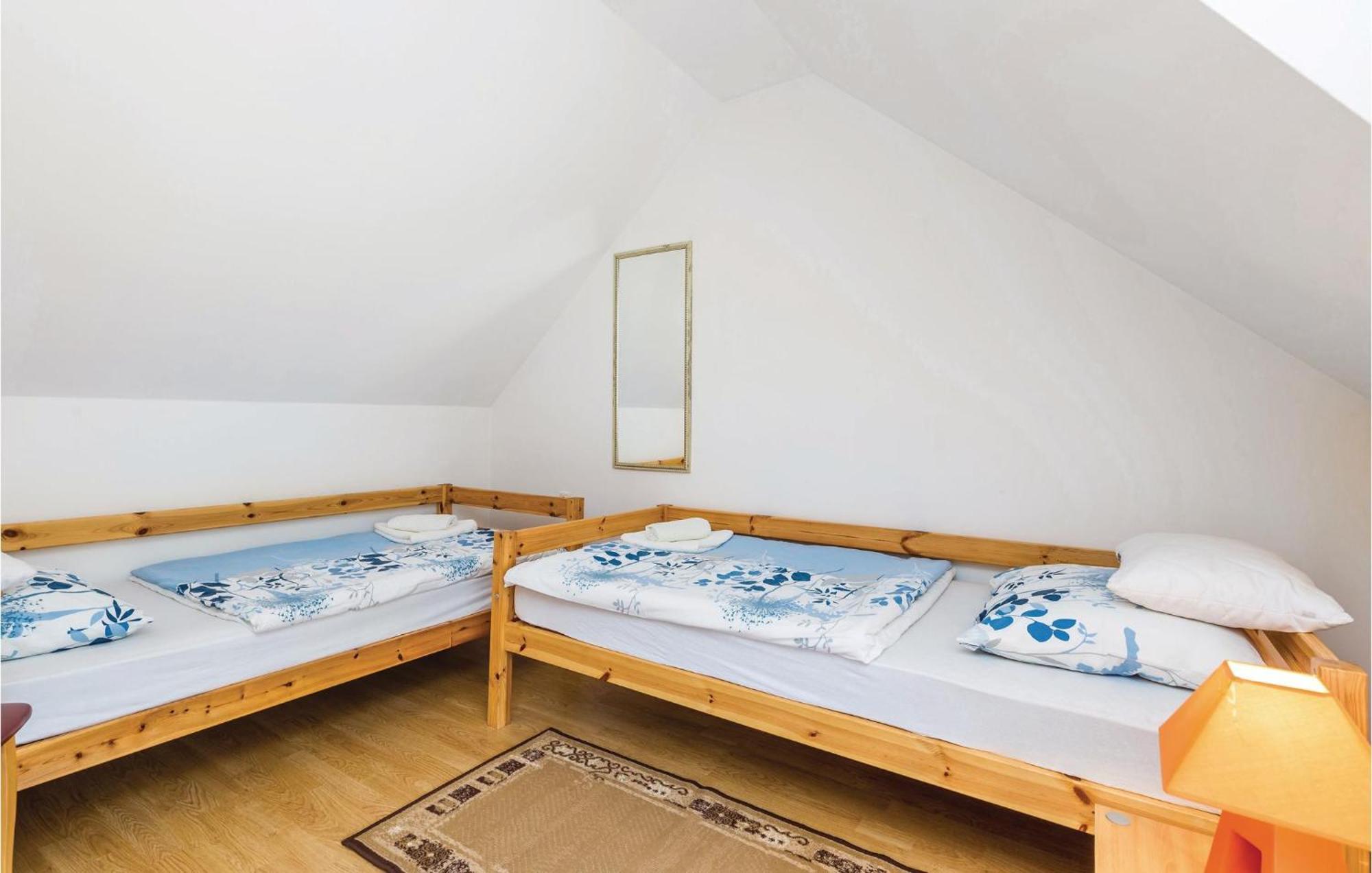 2 Bedroom Cozy Home In Licko Lesce 외부 사진