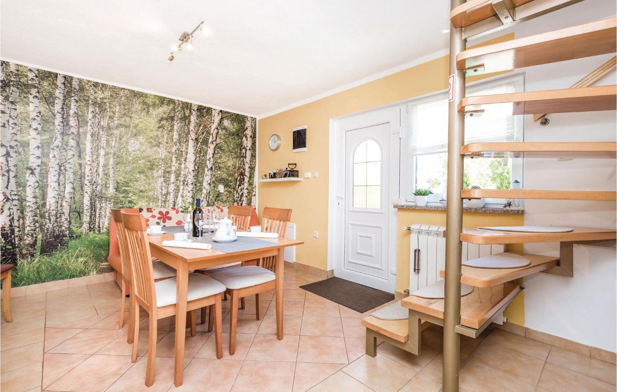 2 Bedroom Cozy Home In Licko Lesce 외부 사진