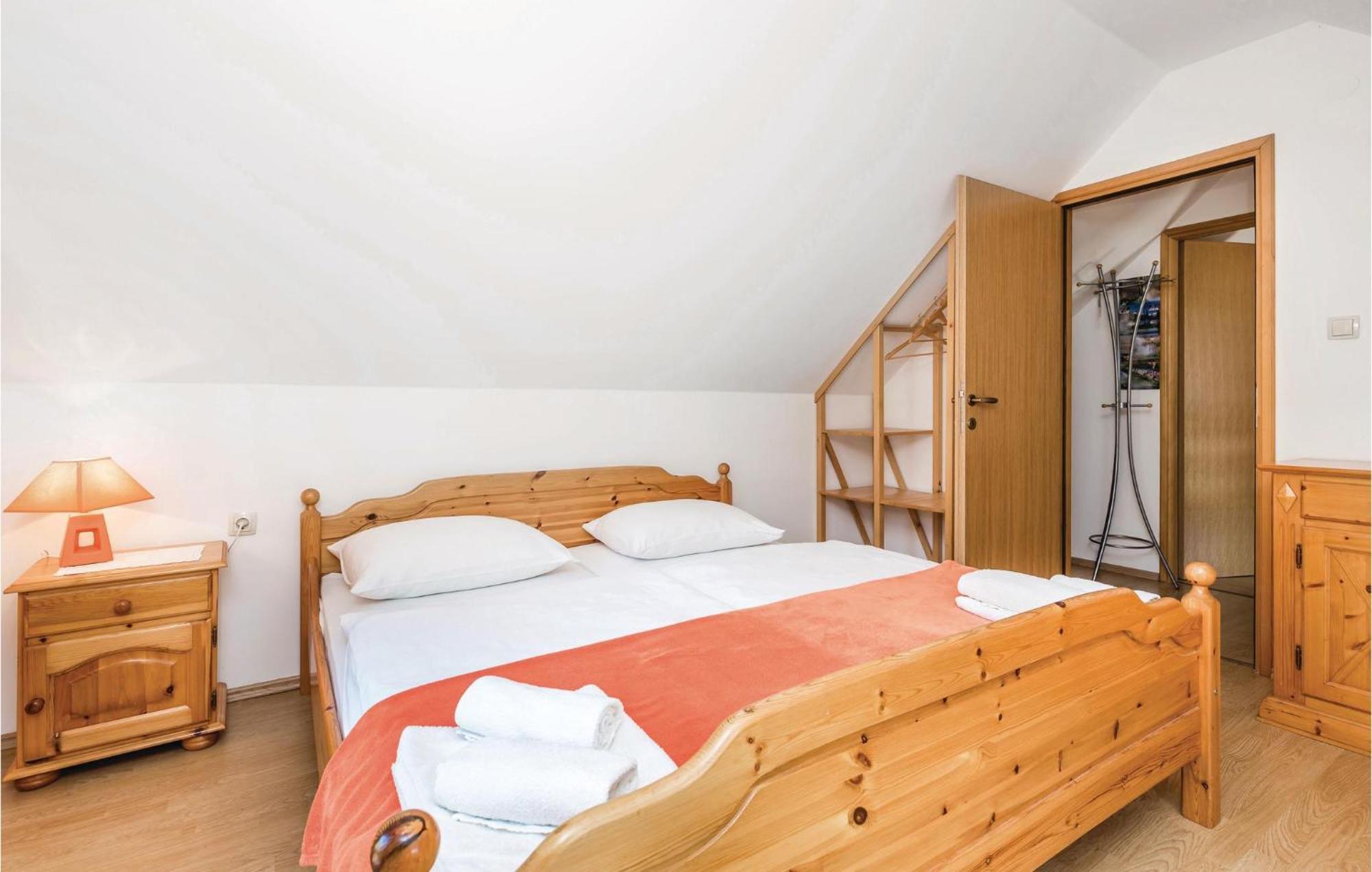 2 Bedroom Cozy Home In Licko Lesce 외부 사진