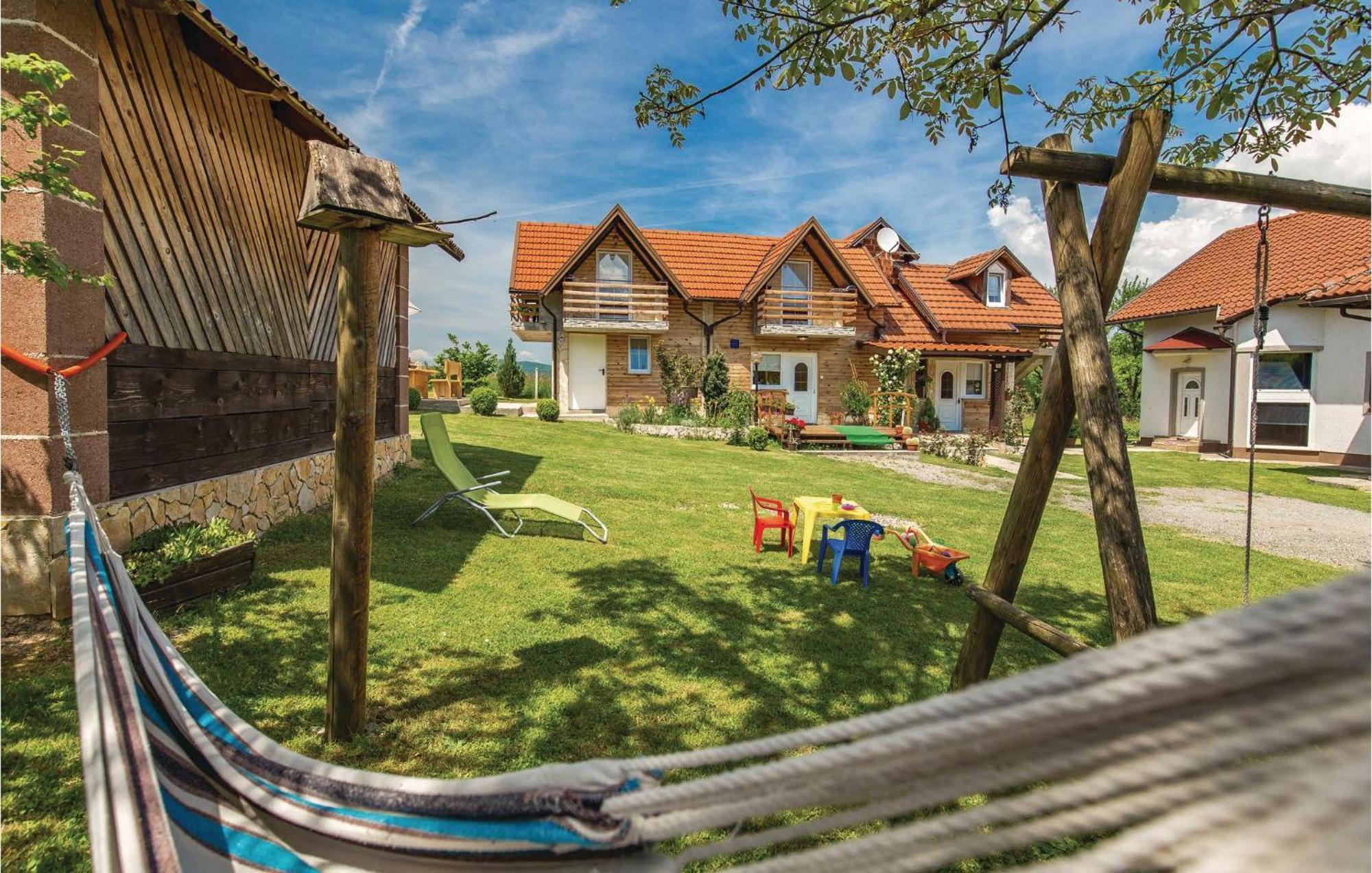 2 Bedroom Cozy Home In Licko Lesce 외부 사진