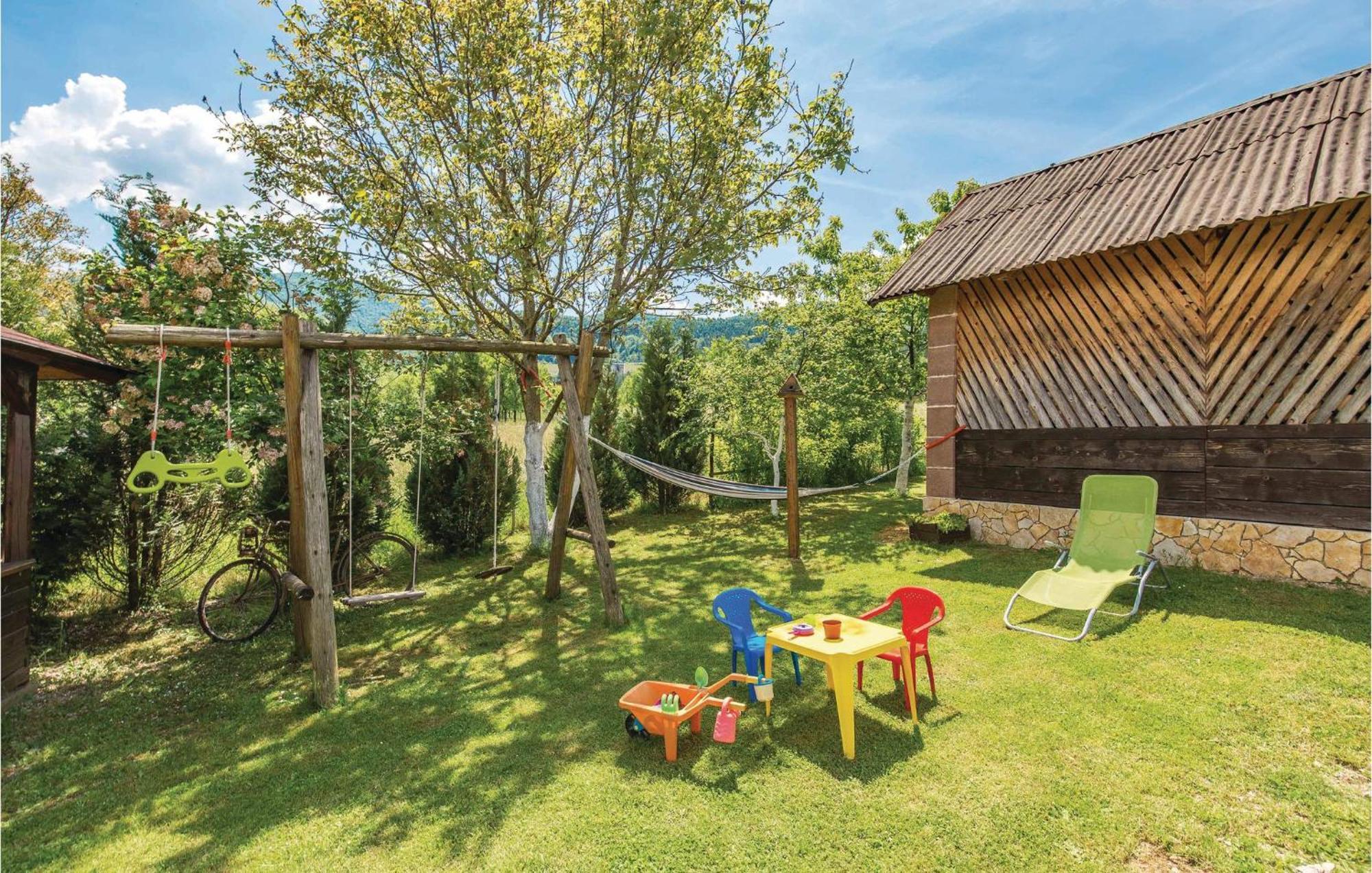 2 Bedroom Cozy Home In Licko Lesce 외부 사진