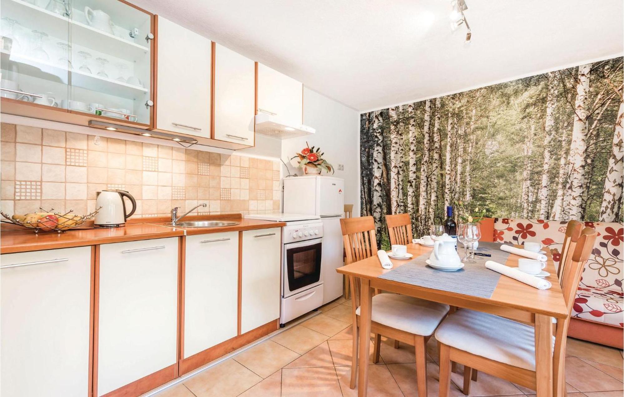 2 Bedroom Cozy Home In Licko Lesce 외부 사진