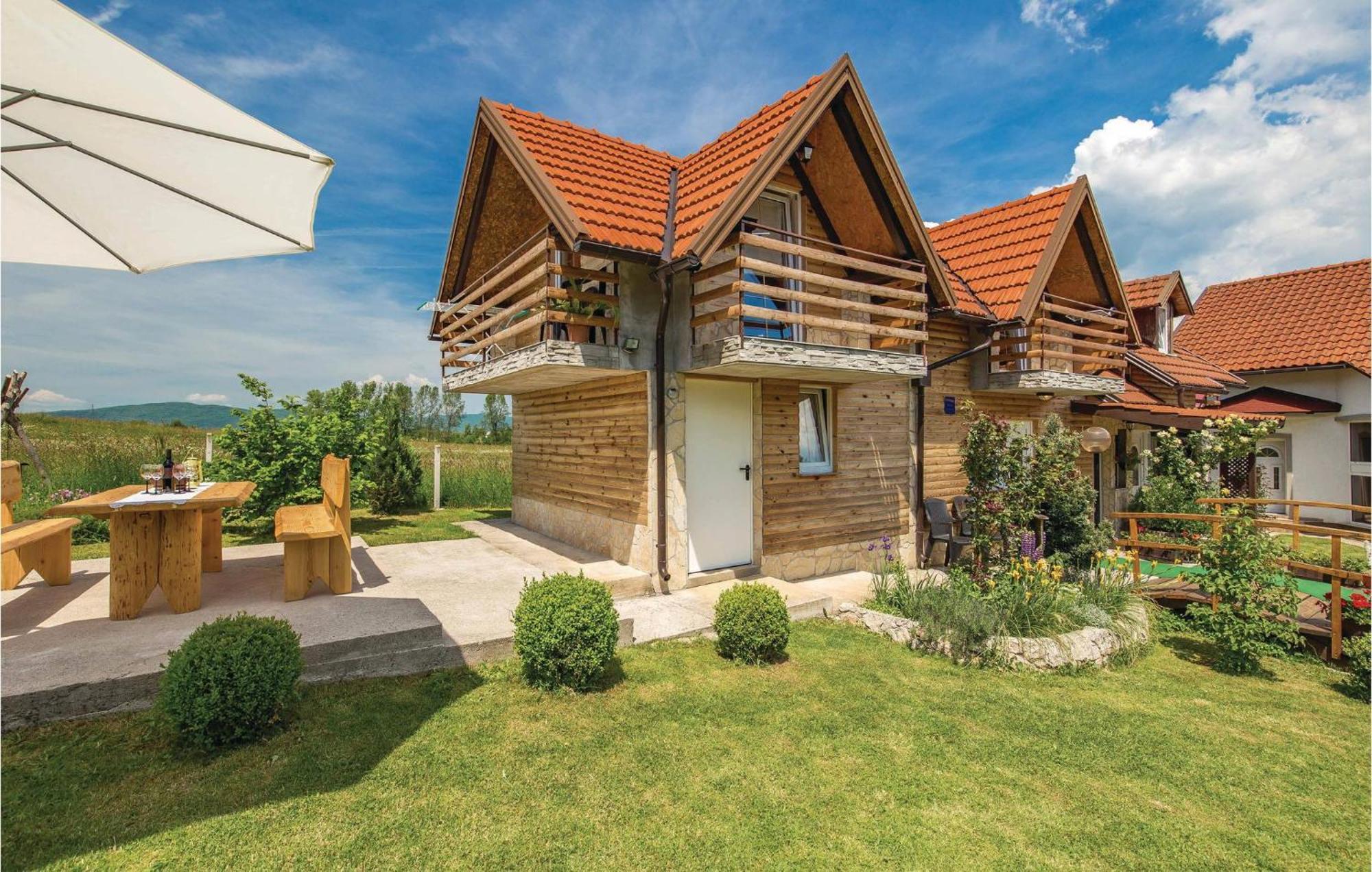 2 Bedroom Cozy Home In Licko Lesce 외부 사진