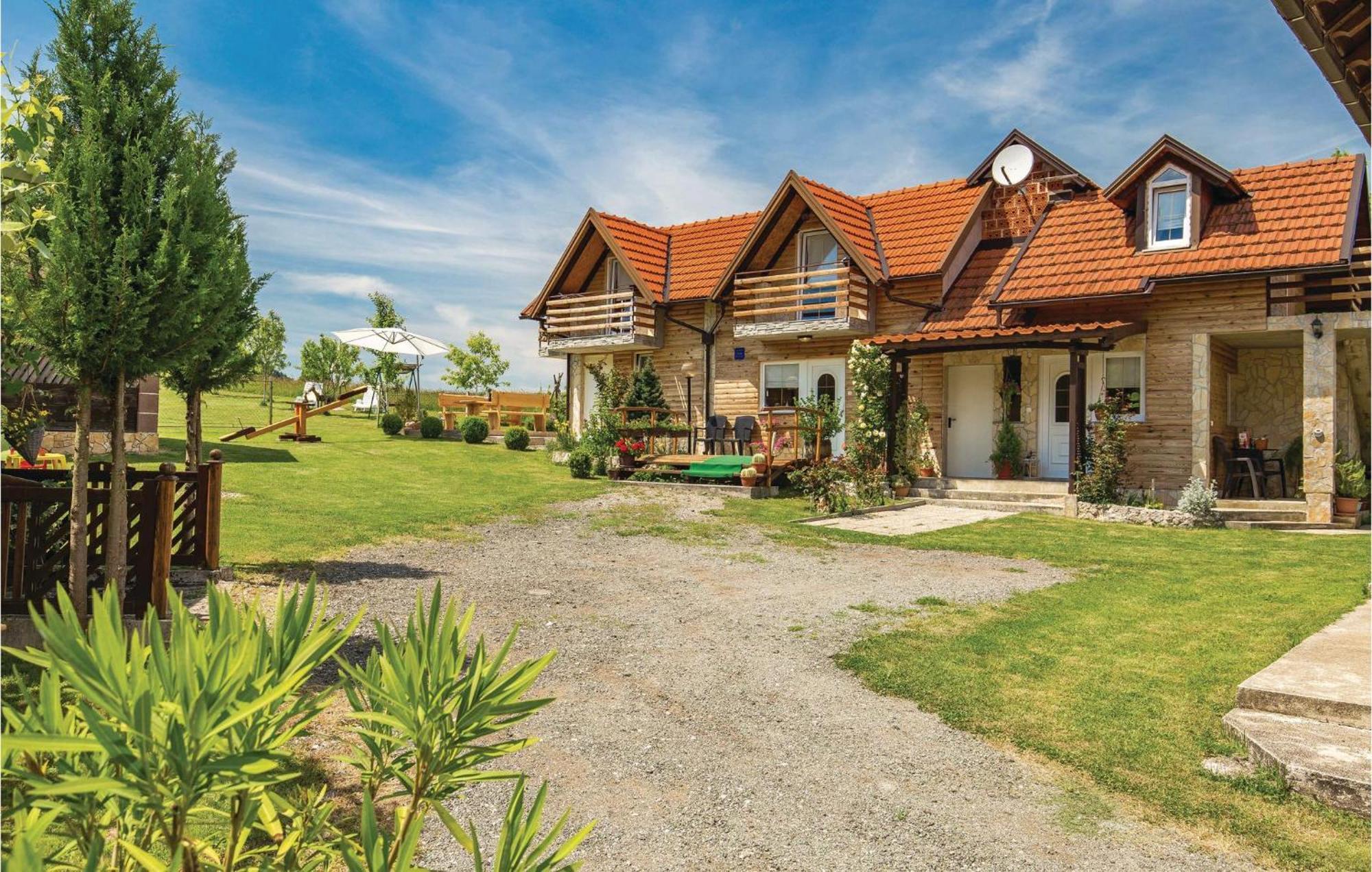 2 Bedroom Cozy Home In Licko Lesce 외부 사진