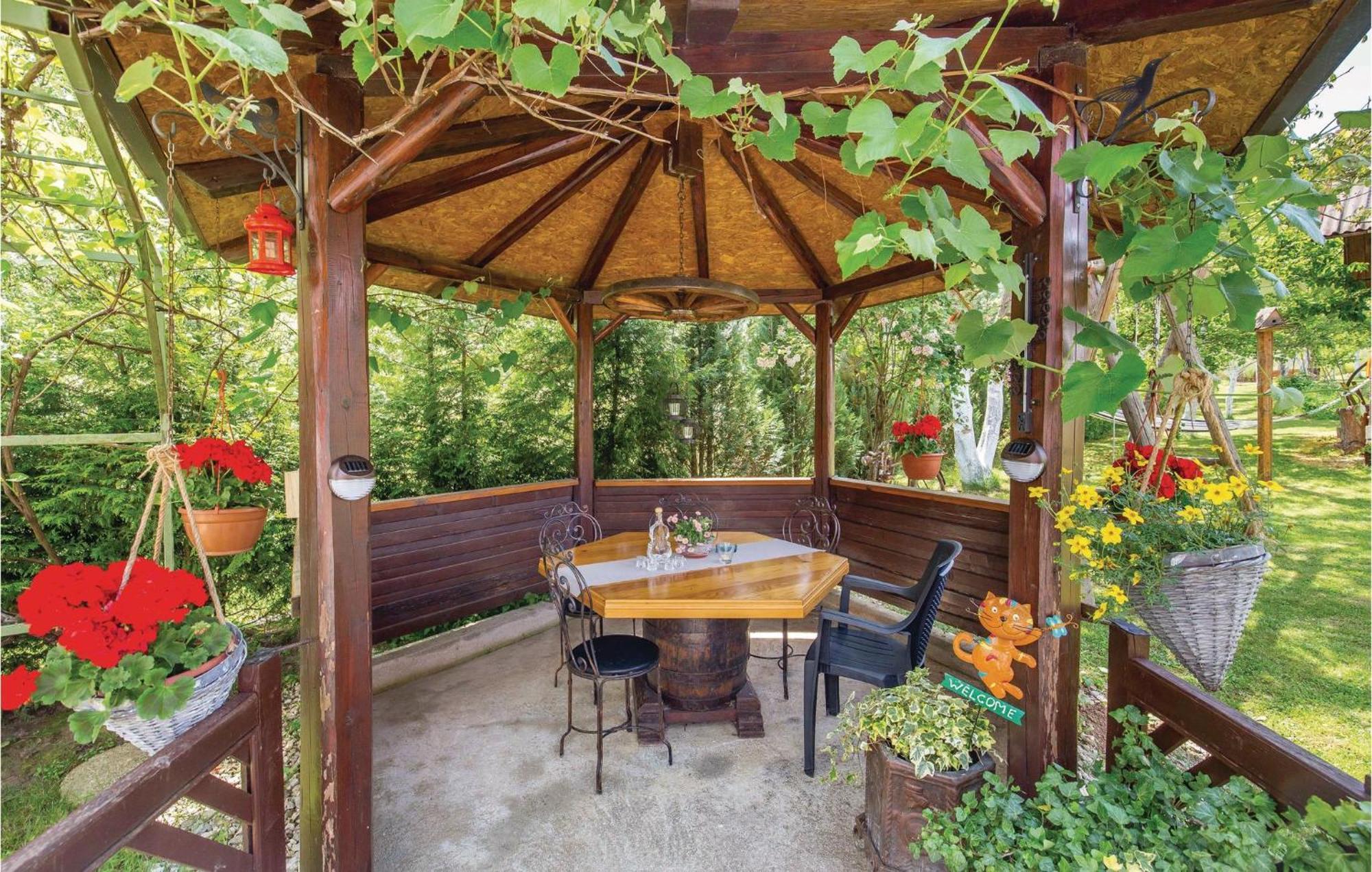 2 Bedroom Cozy Home In Licko Lesce 외부 사진