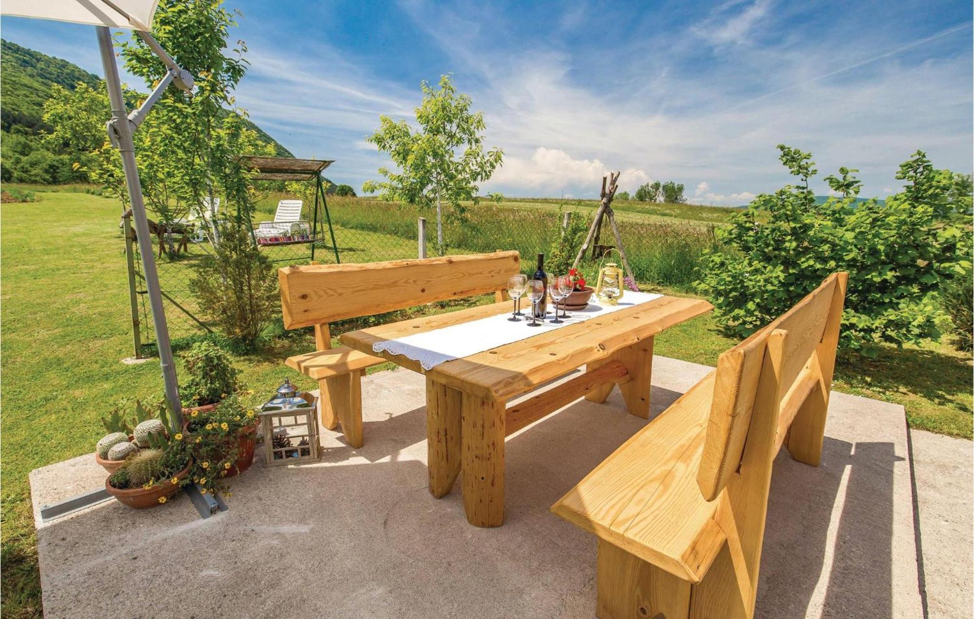 2 Bedroom Cozy Home In Licko Lesce 외부 사진