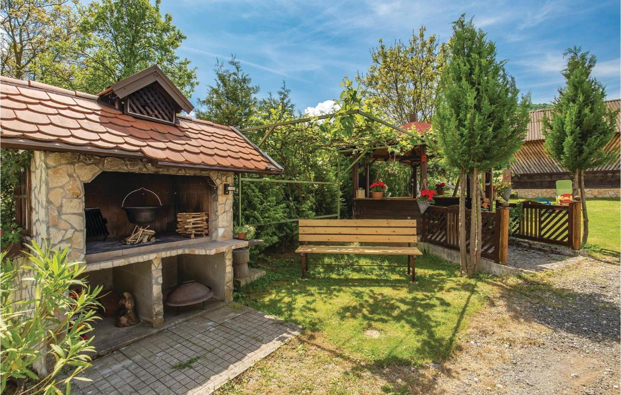 2 Bedroom Cozy Home In Licko Lesce 외부 사진