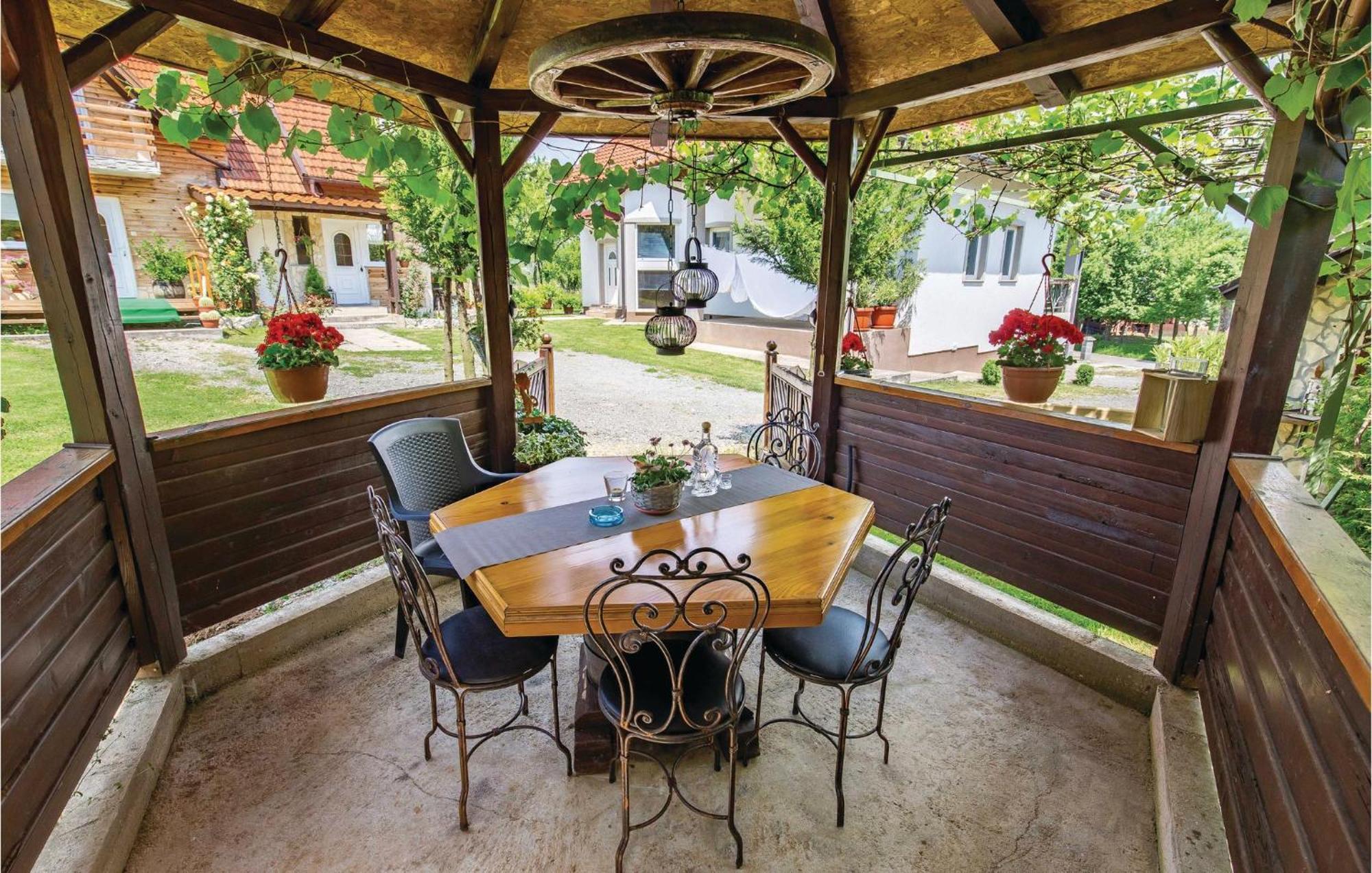 2 Bedroom Cozy Home In Licko Lesce 외부 사진